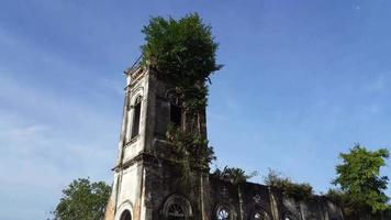 inclinação da igreja. igreja abandonada video