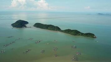 Flygfoto fiskodling under solig dag ljus vid pulau aman och pulau gedung. video