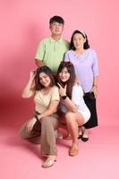feliz familia asiática foto