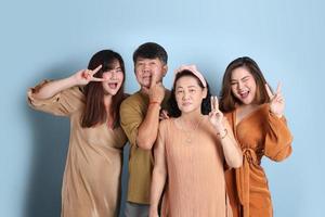 feliz familia asiática foto