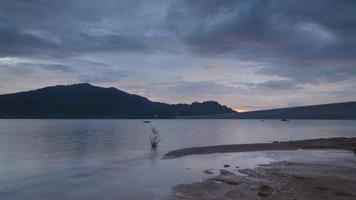 presa de mengkuang de lapso de tiempo, penang en el agua. video
