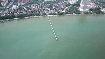 ponte de amantes de vista aérea em teluk kumbar. video