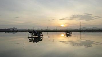 timelapse zonsopgang bij tractor in rijstveld video