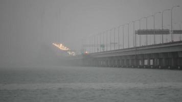 kraftigt regnande dag på penang bridge, pulau pinang tidigt på morgonen. video