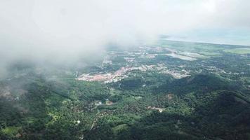 aérienne sur balik pulau, pulau pinang. ciel brumeux avant la pluie. video