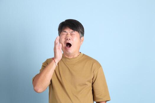 hombre asiático senior foto