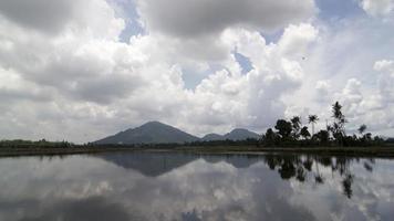 timelapse molnig dag reflektion bukit mertajam kullen video