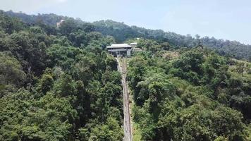 Flygfoto bergbana passerar stationen upp penang hill. video