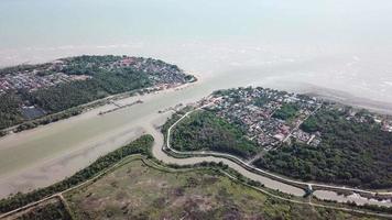 vue aérienne kuala muda dont il y a une jetée de pêche des deux côtés. video