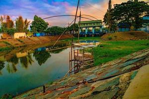 tulungagung, jawa timur, indonesia, 2022 - jembatan penghubung antar desa dan dam sungai foto