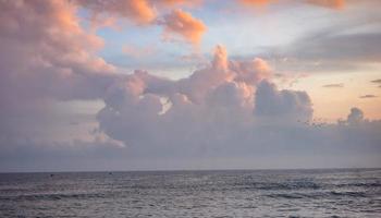 vista de nubes blancas brillantes en el fondo del mar foto