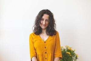 una mujer y una maceta con una planta con flores foto