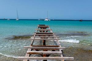 muelle en la playa de formentera. foto