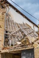 edificios abandonados y vegetación silvestre en la ciudad turística fantasma de varosha famagusta, chipre foto