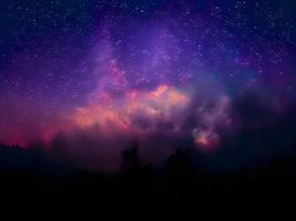 paisaje nocturno montaña y fondo de la galaxia de la vía láctea, larga exposición, poca luz foto