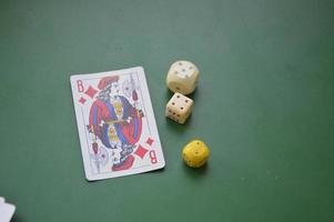 kiev, ucrania - 5 de julio de 2022 jugando a las cartas para diferentes juegos de azar foto