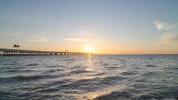 Zeitraffer-Sonnenaufgang über Brücke am Meer video