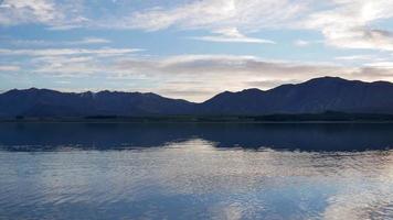 toma panorámica del lago tekapo temprano en la mañana con patos reales video