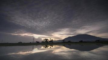 timelapse molnig morgon över reflektionen av bukit mertajam hill video