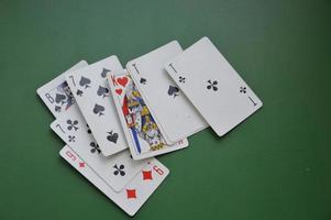 kiev, ucrania - 5 de julio de 2022 jugando a las cartas para diferentes juegos de azar foto