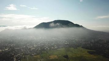 vista aerea nuvola di nebbia bianca sopra il villaggio di bukit mertajam in malesia video