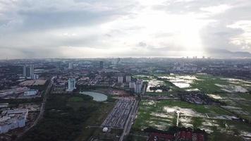 Luftaufnahme Sonnenstrahl über Insel und Reisfeld in Penang während des Sonnenuntergangs. video