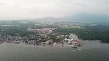 luchtboot beweegt langs de merbok-rivier in de buurt van tanjung dawai. video