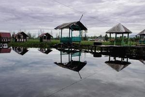 la vista de las cabañas que bordean el lago foto