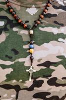 el militar ucraniano lleva un rosario en el pecho, foto