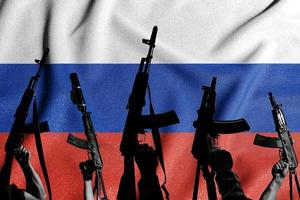 bandera de rusia y rifles de asalto militar de combate ak 74 y ak 74u en su fondo, grupo terrorista. foto