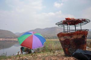 El rosbif a la parrilla es un excelente elemento del menú de la cena durante un viaje de campamento de pesca junto al lago. la carne se sazona en casa y se asa a la parrilla sobre carbón y es una gran adición a cualquier viaje de campamento. foto