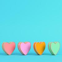 forma de corazón abstracto rosa sobre fondo azul brillante en colores pastel foto