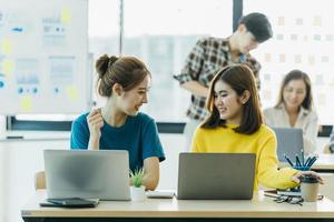 empresarios asiáticos que se encuentran con el concepto de trabajo en equipo de comunicación corporativa. foto