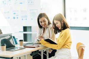 gente de negocios asiática reunión discusión concepto de oficina de trabajo. foto