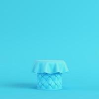 pedestal cosido cubierto de tela sobre fondo azul brillante en colores pastel