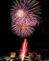 fuegos artificiales en el río en el cielo oscuro foto