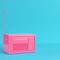 radio de estilo retro rosa sobre fondo azul brillante en colores pastel foto