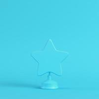 estrella con soporte sobre fondo azul brillante en colores pastel. concepto de minimalismo foto