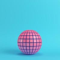 esfera rosa segmentada abstracta sobre fondo azul brillante en colores pastel foto