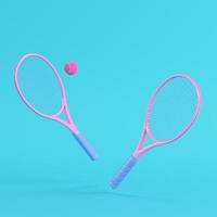 raqueta de tenis rosa sobre fondo azul brillante en colores pastel foto