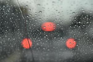 lloviendo mientras conduce, vista desde adentro foto