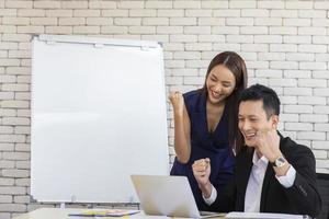 exitoso socio de felicidad empresarial en la reunión en la oficina. trabajo en equipo, negocio, y, sociedad, juntos, concepto foto