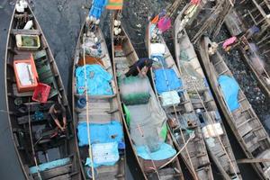 belawan, indonesia - 27 de junio de 2022. viejos barcos de pesca, foto aérea, vista desde arriba