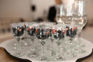 bayas congeladas en un vaso. postre para una fiesta en un restaurante. foto