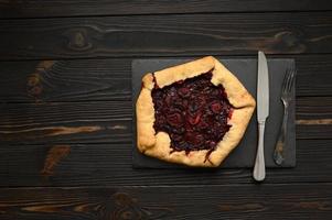 galette de fresa sobre fondo de madera oscura. hecho en casa foto