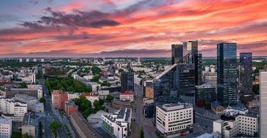 vista aérea del centro de negocios de tallin por la noche. hermoso distrito de negocios foto