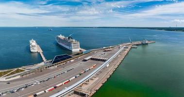 gran puerto en estonia, tallin con muchos cruceros atracados, incluido un gran crucero msc foto