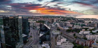 vista aérea del centro de negocios de tallin por la noche. hermoso distrito de negocios foto