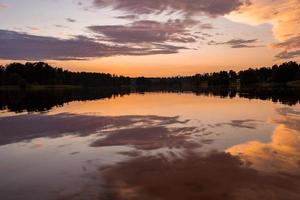 cielo colorido y agua colorida en el lago reflejada en la puesta de sol de la tarde. foto