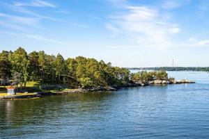 paisaje idílico del bosque en la isla en el archipiélago en medio del mar báltico contra el cielo foto